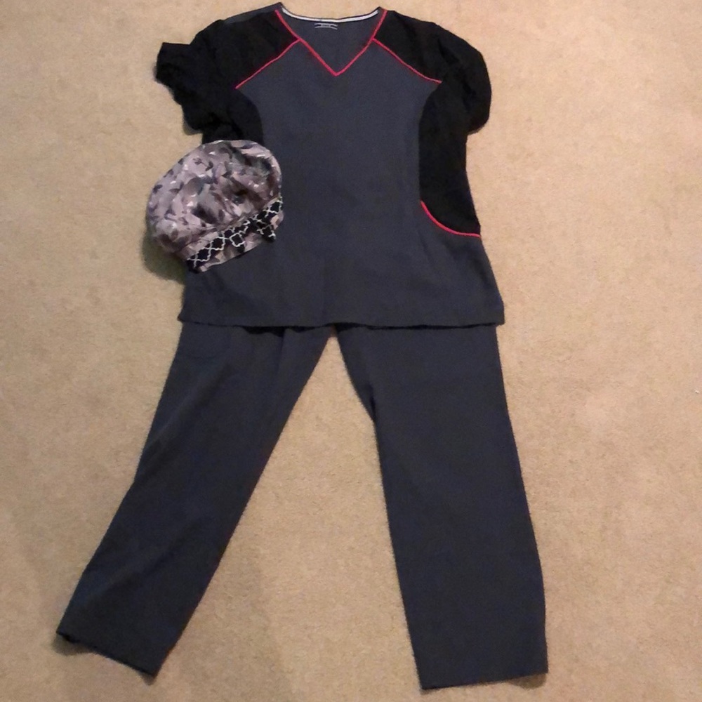 Black, grey, hot pink scrub set. Size medium.